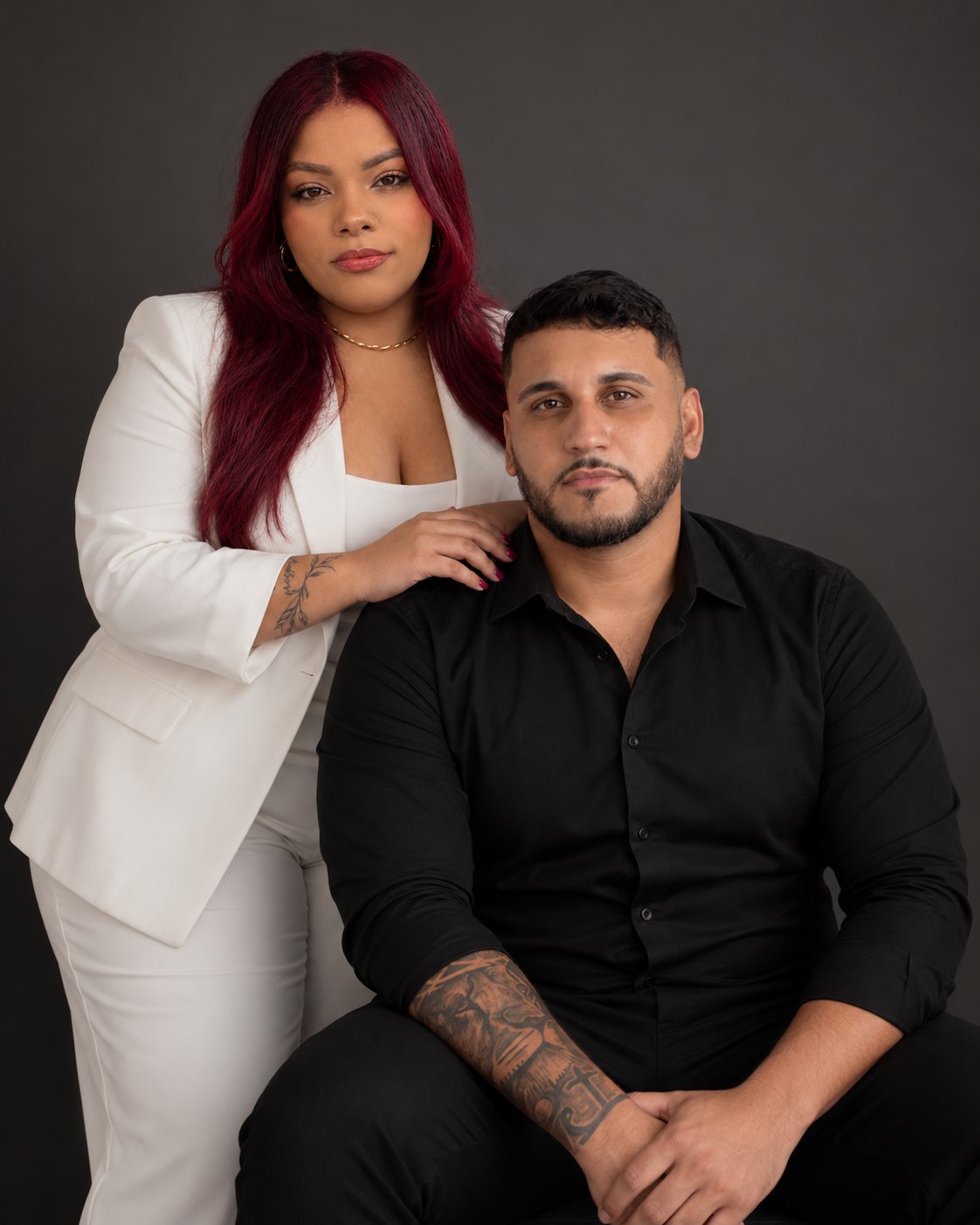 Renata de blazer branco e Daniel, fundadores da MOPE